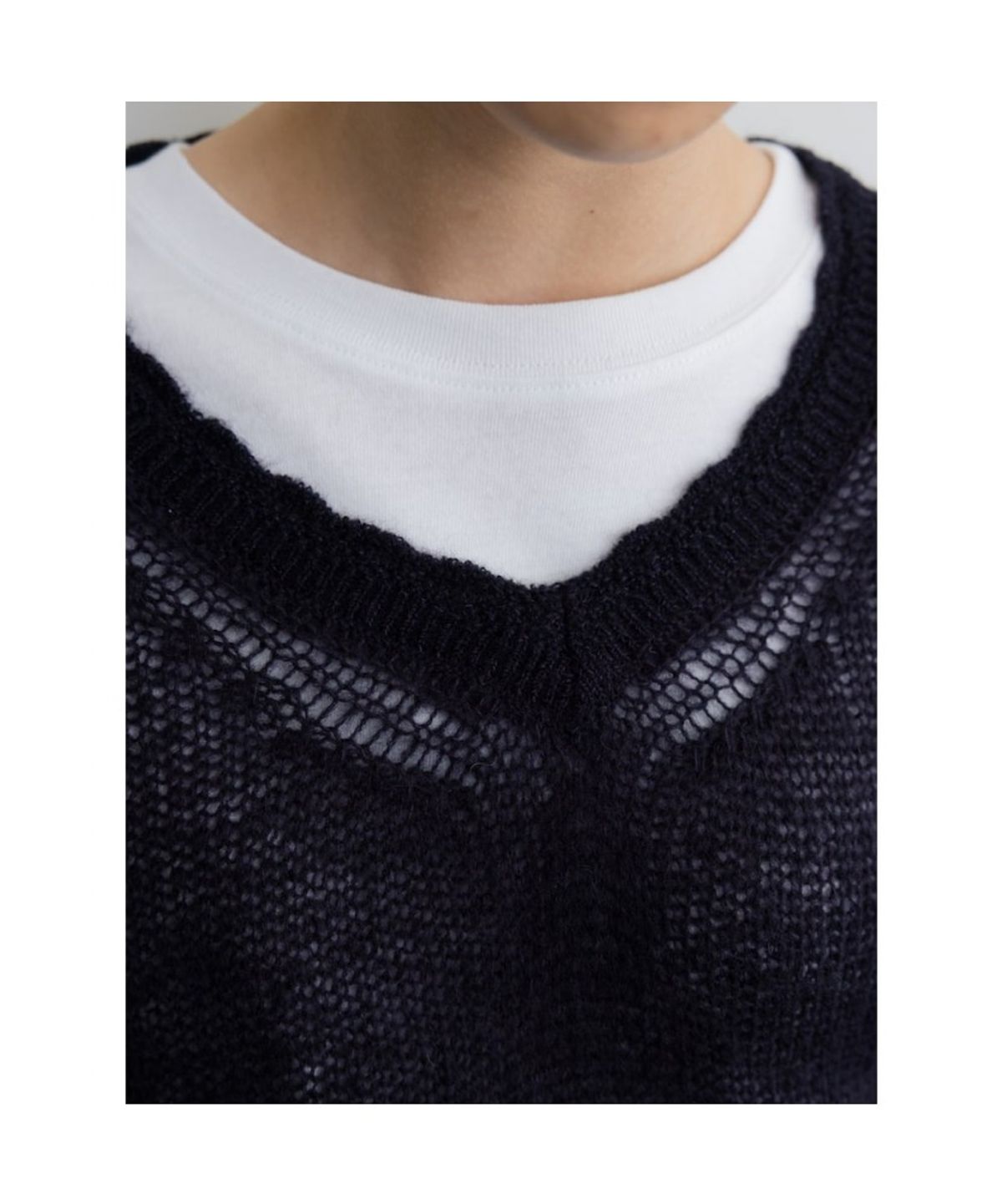 디애퍼처(THE APERTURE) Loosely V Neck Knit  Navy (TA5751A08R)