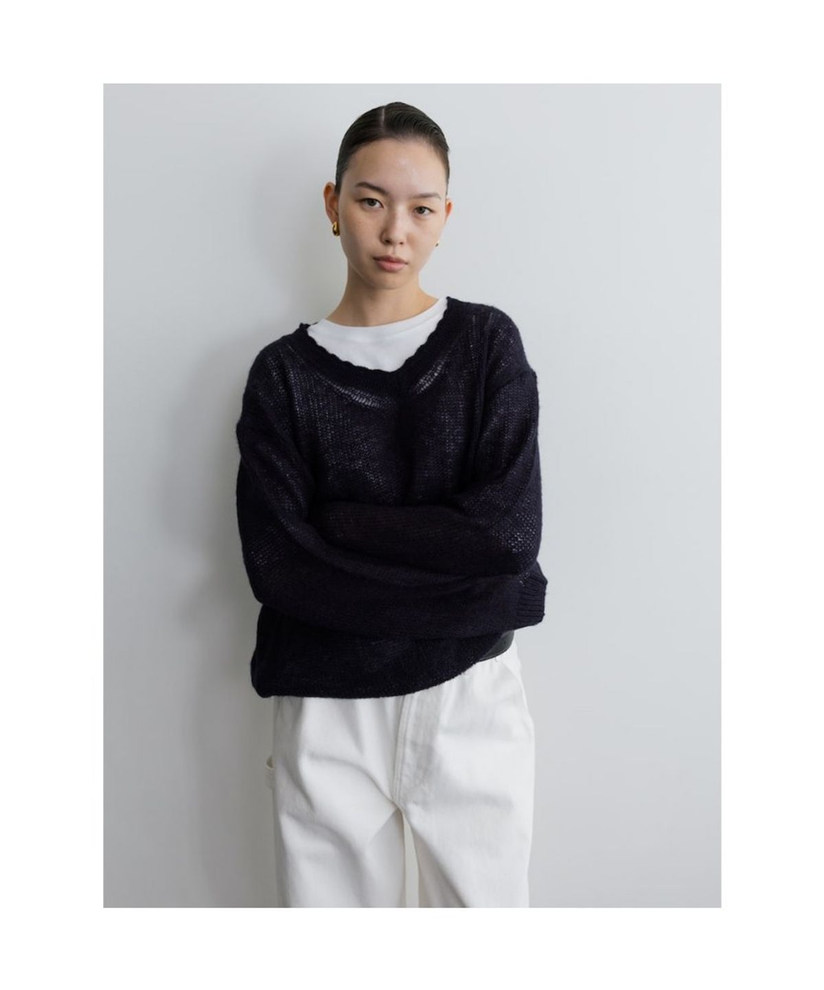 디애퍼처(THE APERTURE) Loosely V Neck Knit  Navy (TA5751A08R)