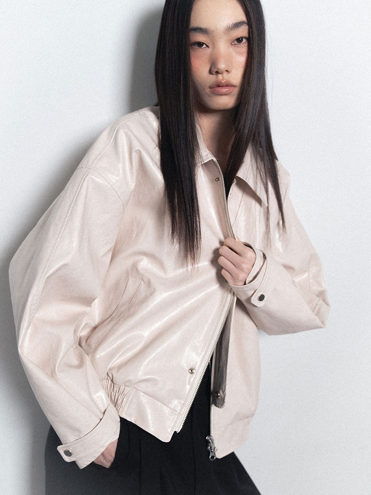 비수스(VISUS) Glossy Leather Bomber Jacket_Ivory