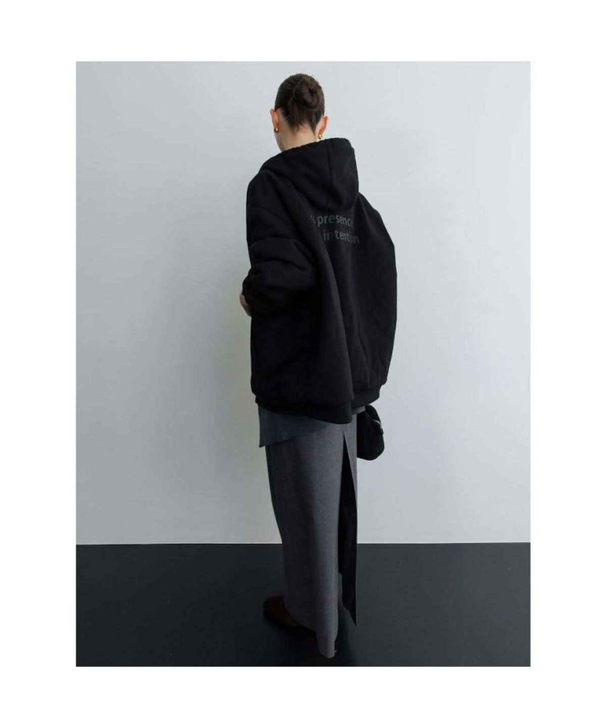 디애퍼처(THE APERTURE) Unisex Boxy Hoodie Jumper  Black (TA5X39A085)