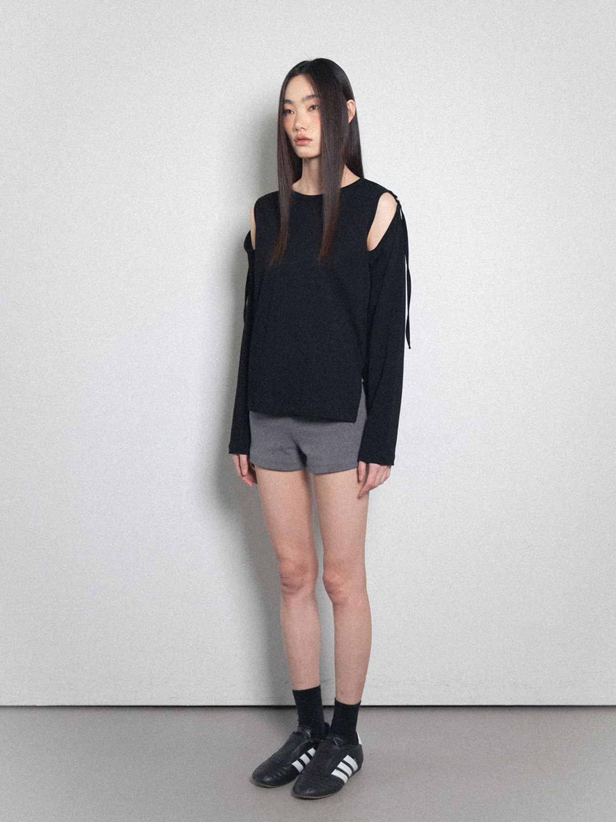 비수스(VISUS) Hole Sleeve Top_Black