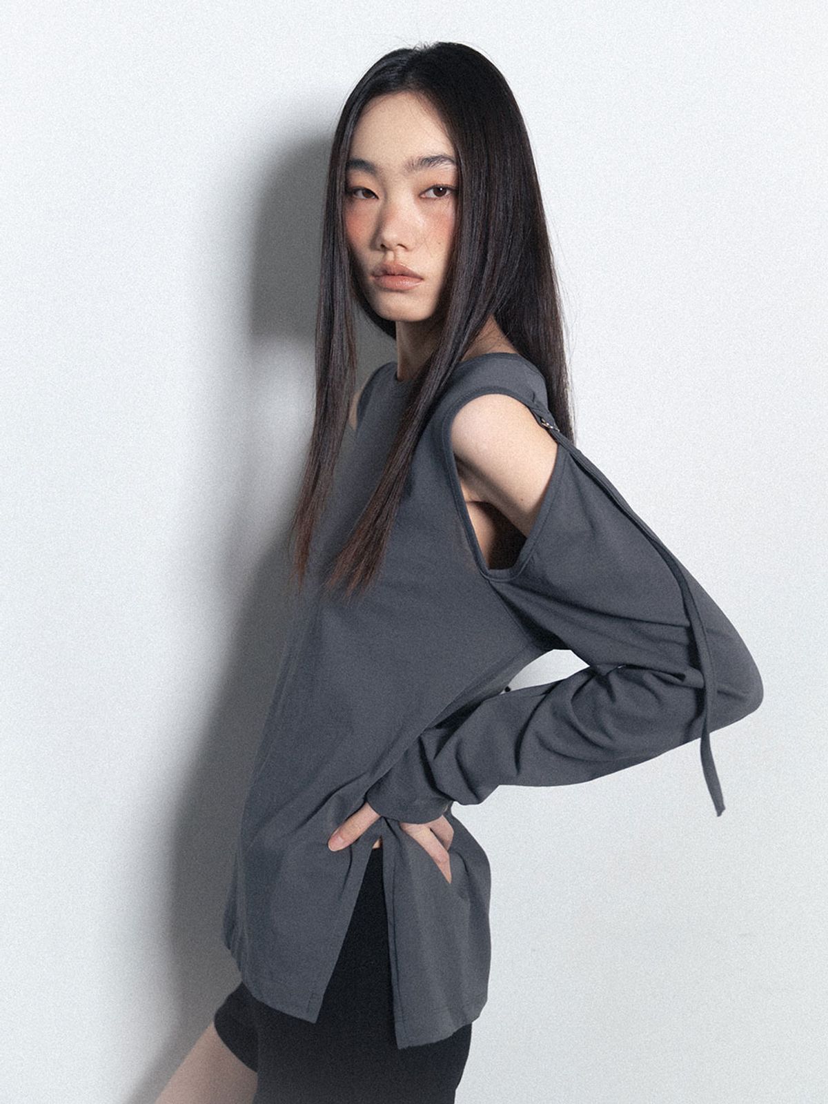 비수스(VISUS) Hole Sleeve Top_Charcoal