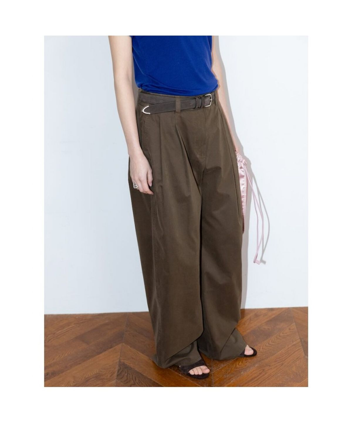 디애퍼처(THE APERTURE) Over Tuck Pants  Brown (TA6121A02D)