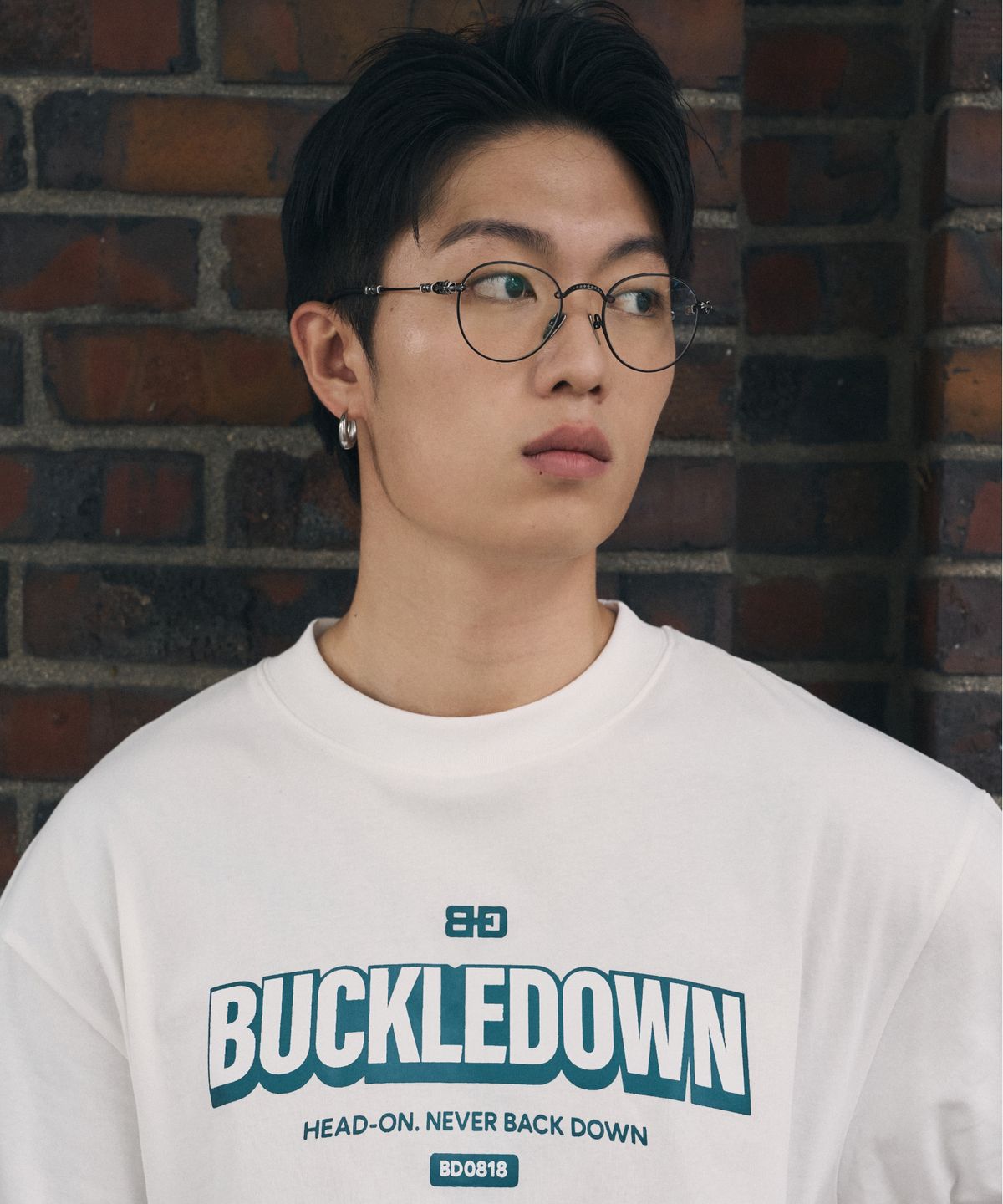 버클다운(BUCKLE DOWN) 심플 오버핏 BD -1 프린티드 하프넥 티셔츠 (WHITE)