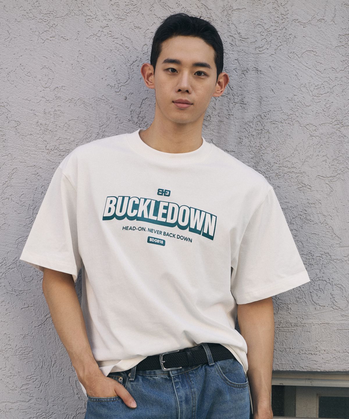 버클다운(BUCKLE DOWN) 심플 오버핏 BD -1 프린티드 하프넥 티셔츠 (WHITE)