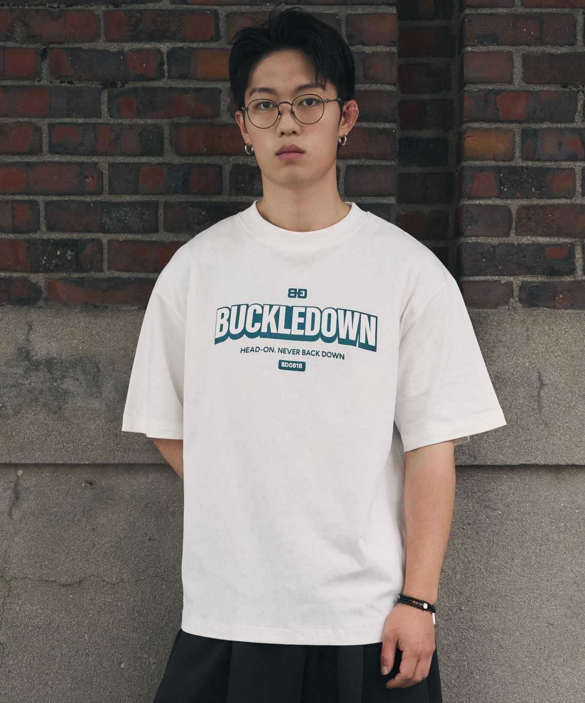 버클다운(BUCKLE DOWN) 심플 오버핏 BD -1 프린티드 하프넥 티셔츠 (WHITE)
