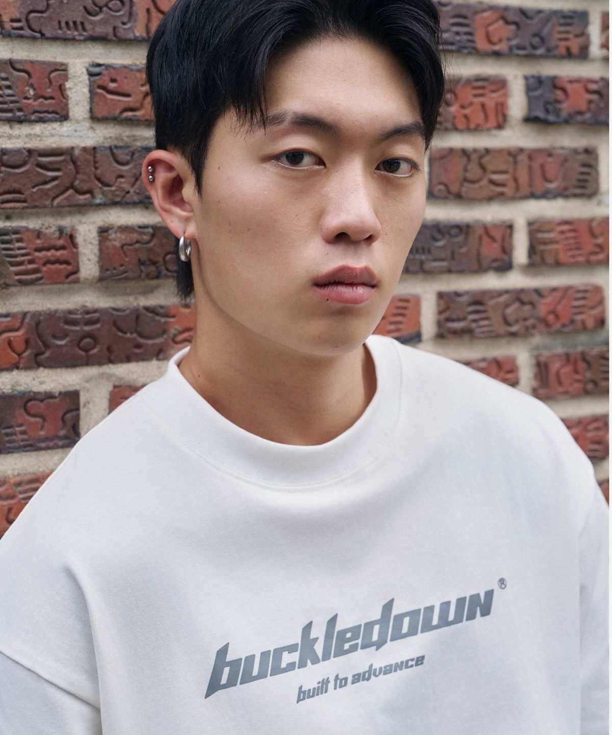 버클다운(BUCKLE DOWN) 심플 오버핏 일렉트로닉 BD 프린티드 하프넥 티셔츠 (WHITE)