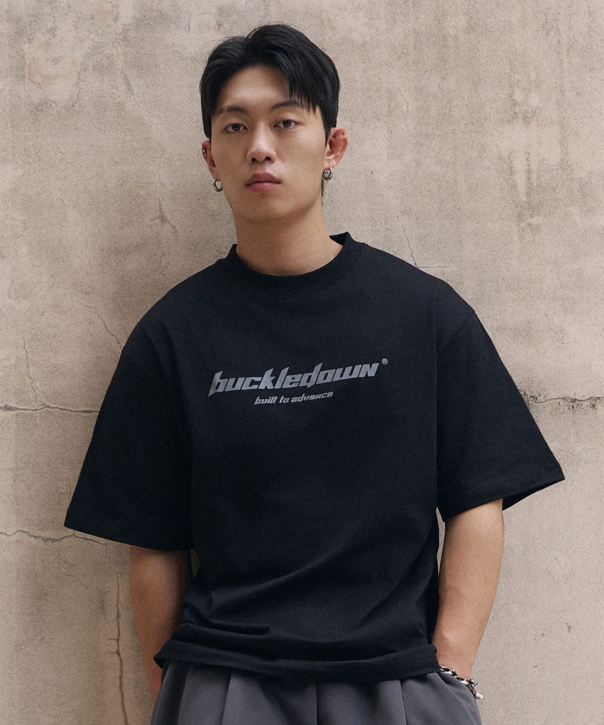 버클다운(BUCKLE DOWN) 심플 오버핏 일렉트로닉 BD 프린티드 하프넥 티셔츠 (BLACK)