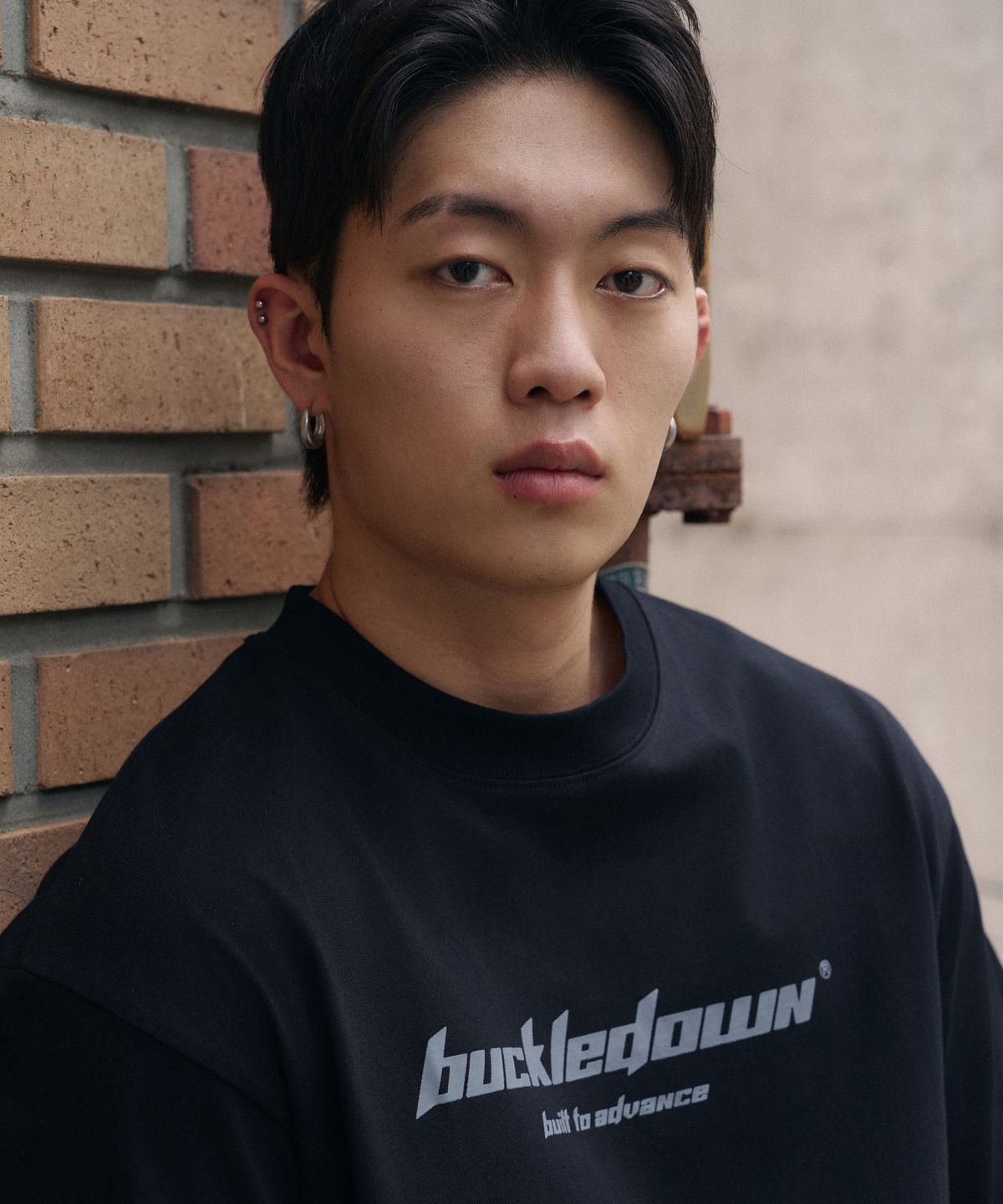 버클다운(BUCKLE DOWN) 심플 오버핏 일렉트로닉 BD 프린티드 하프넥 티셔츠 (BLACK)
