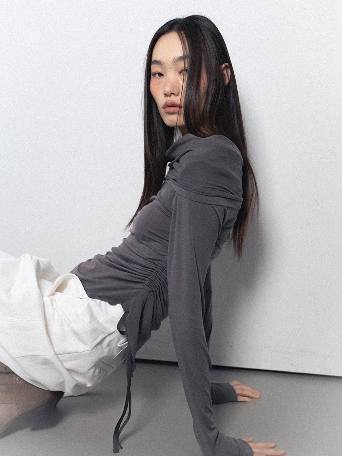 비수스(VISUS) Two-way Strap Top_Charcoal