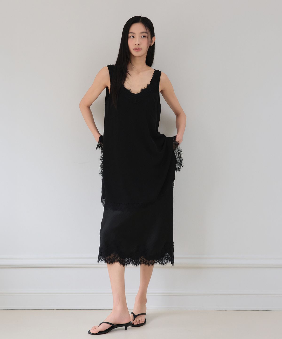 더엘로(THEELO) 소프트 레이스 미디 스커트 (Black)