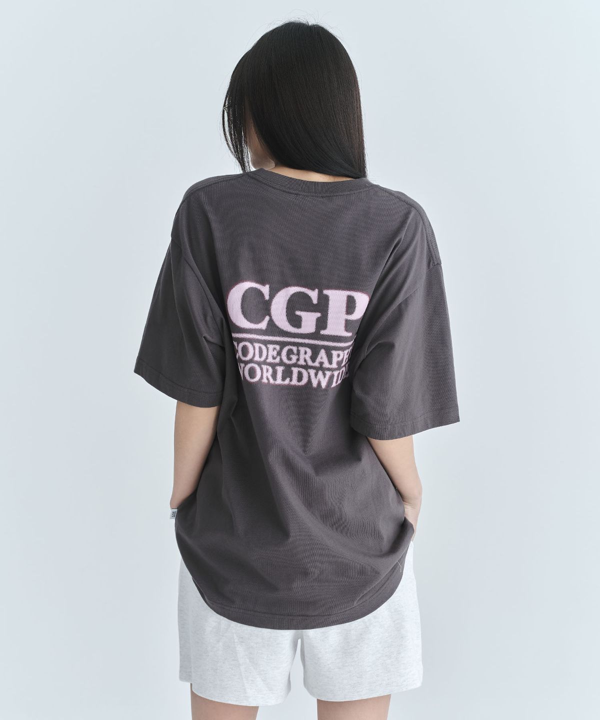 코드그라피(CGP) 스퀘어 컬러 로고 반소매 티셔츠-차콜
