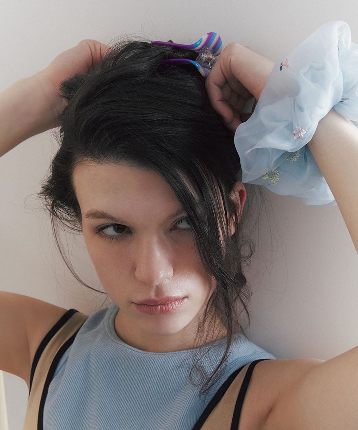 클로르(CLOR) FLORAL EMBROIDERED SCRUNCHIE - 2 colors
