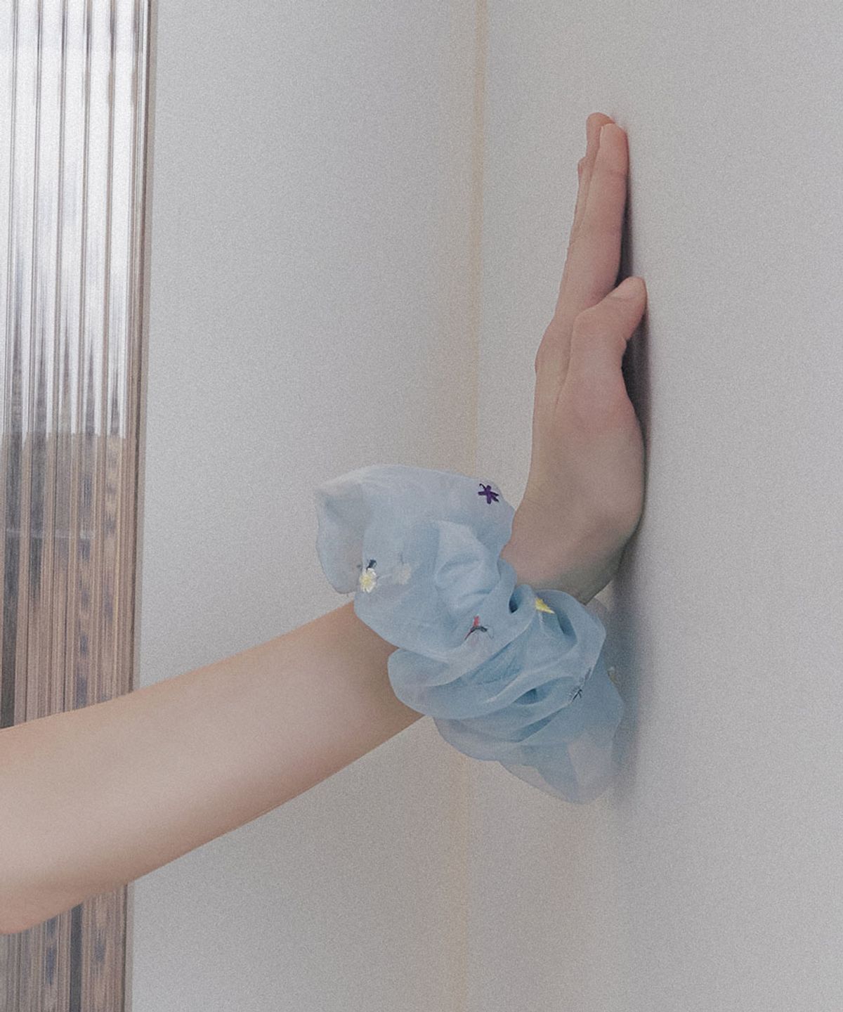 클로르(CLOR) FLORAL EMBROIDERED SCRUNCHIE - 2 colors