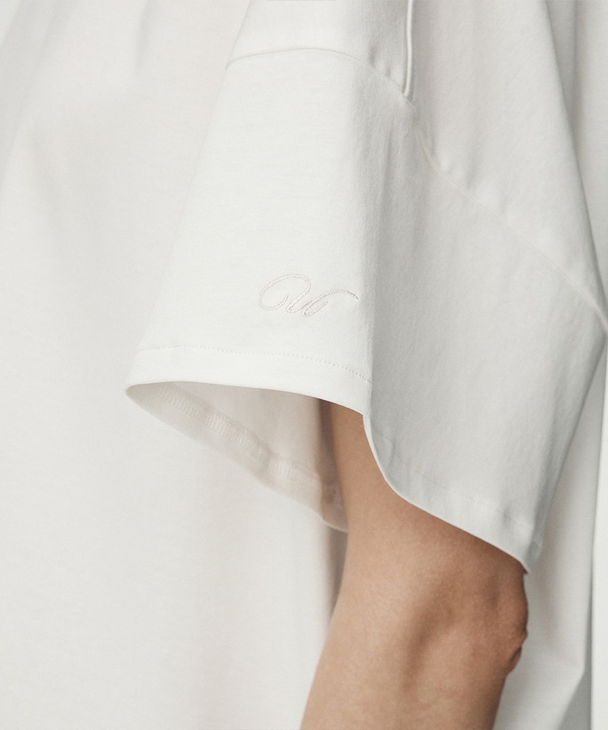 우마뭉(UMARMUNG) Embroidery Oversized Crop T Shirts_White