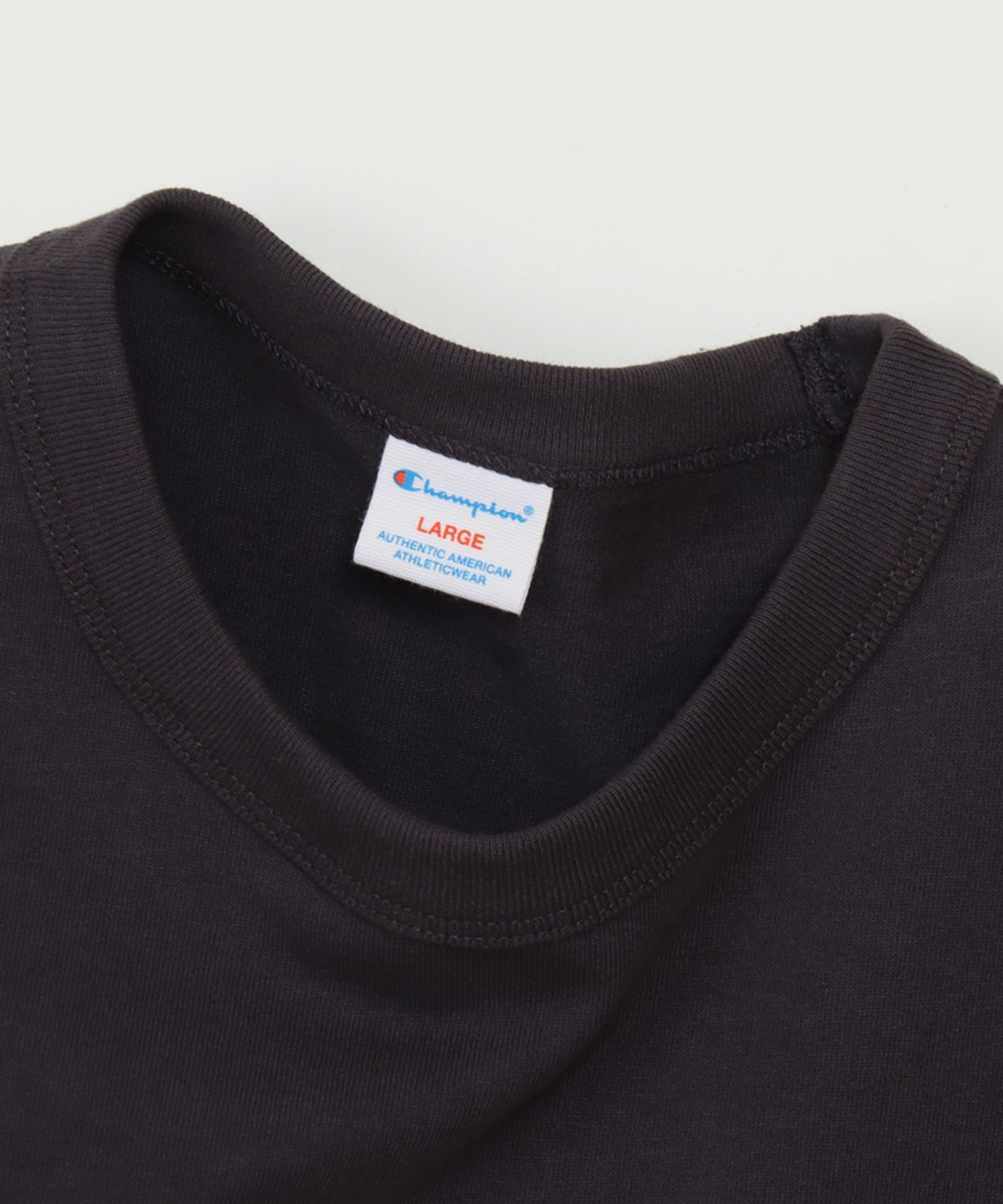 챔피온(CHAMPION) 그래픽 플로킹 티셔츠 Off Black