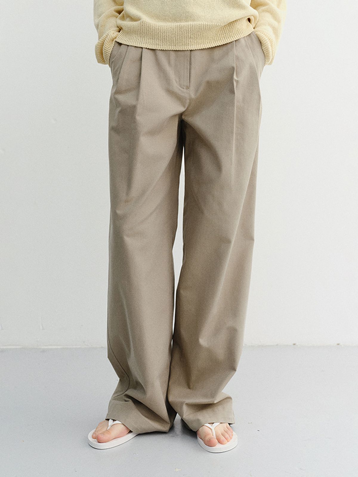 던스트(DUNST) SUMMER DOUBLE PLEATED CHINO SLACKS_UDPA6B229_KHAKI