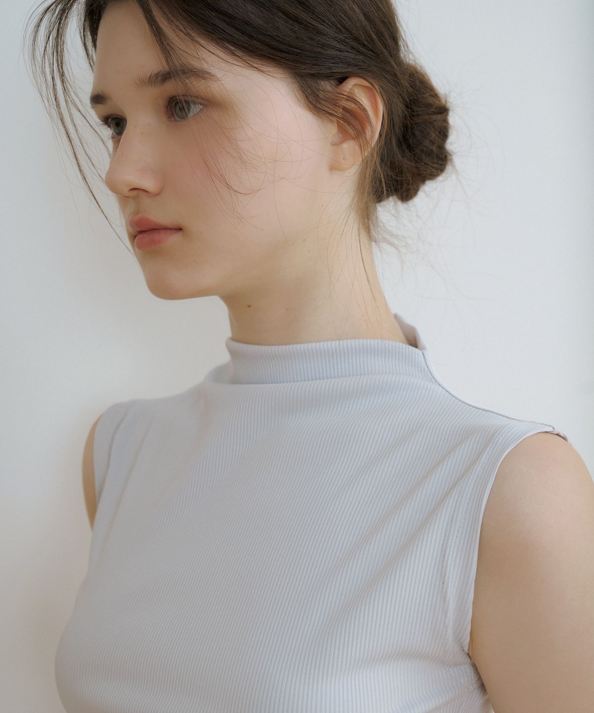 리올그(REORG) CE RIBBED SHIRRING SLEEVELESS ASH SKY BLUE