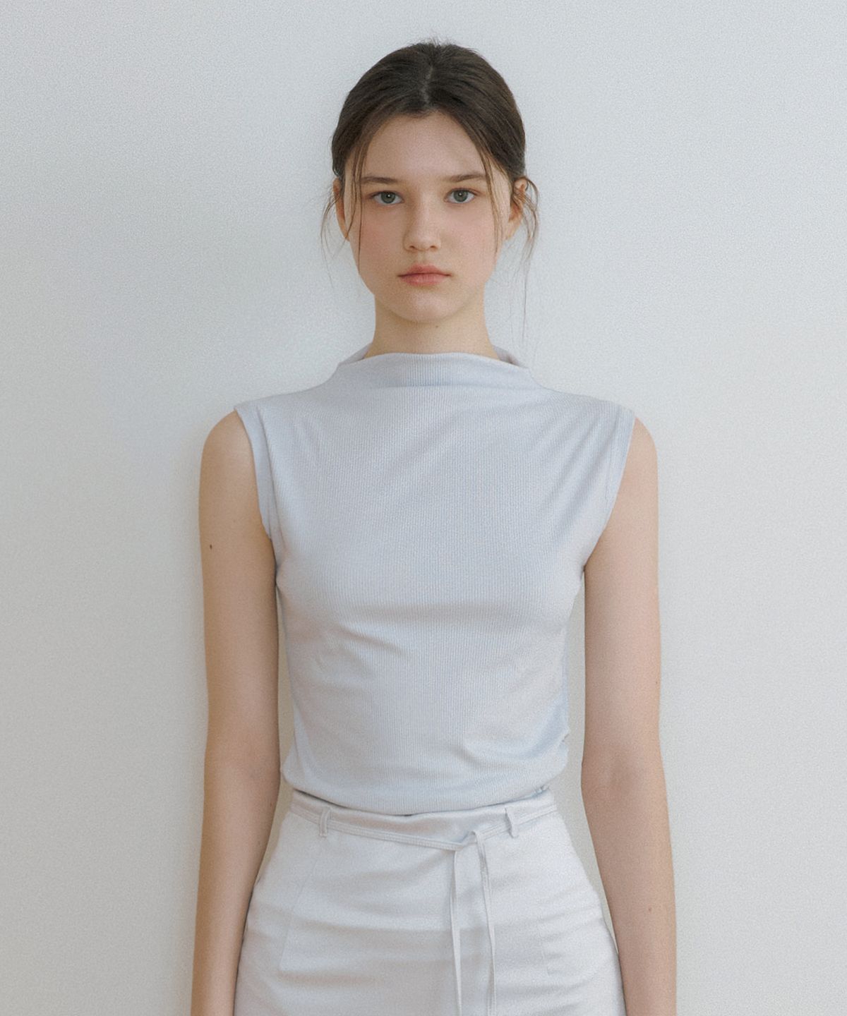 리올그(REORG) CE RIBBED SHIRRING SLEEVELESS ASH SKY BLUE