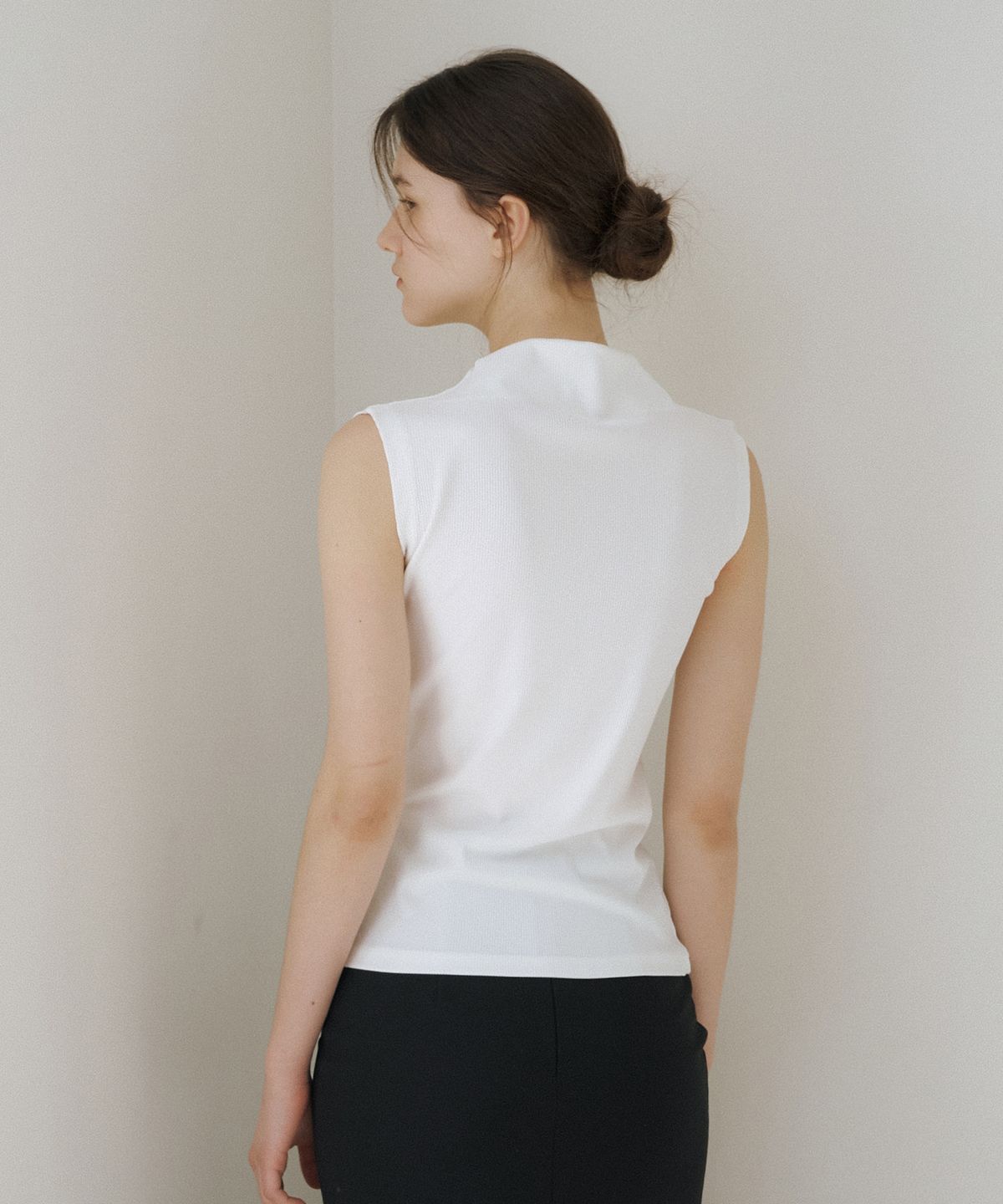리올그(REORG) CE RIBBED SHIRRING SLEEVELESS WHITE