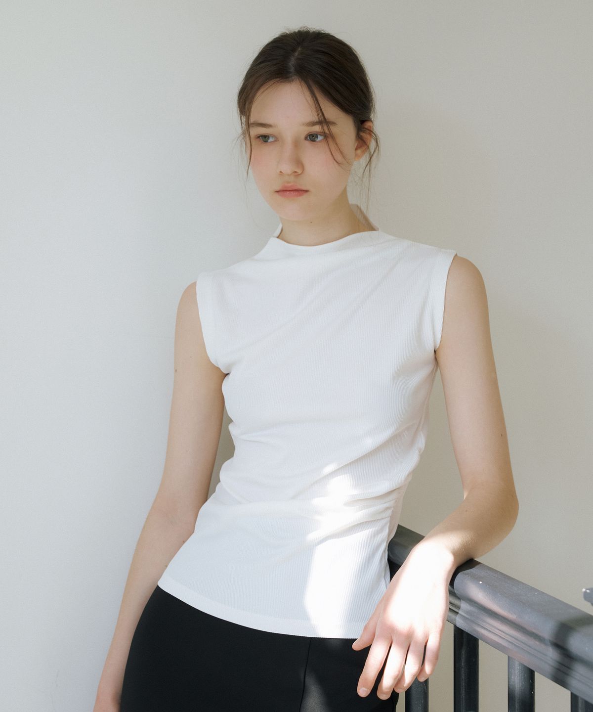 리올그(REORG) CE RIBBED SHIRRING SLEEVELESS WHITE