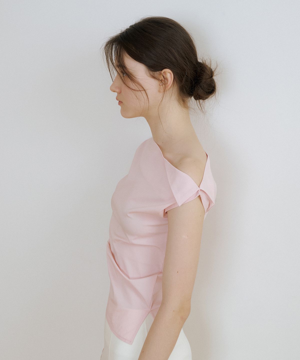 리올그(REORG) CE ONE SHOULDER BLOUSE BABY PINK
