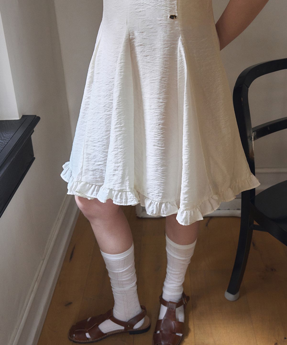 헤인트(HAINT) RUFFLE FLARE SLEEVELESS ONE-PIECE 2COL_IVORY