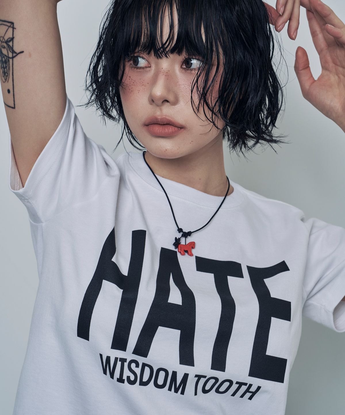 루저스클럽(LOSERS CLUB) HATE WISDOM TOOTH 로고 반팔티셔츠 화이트