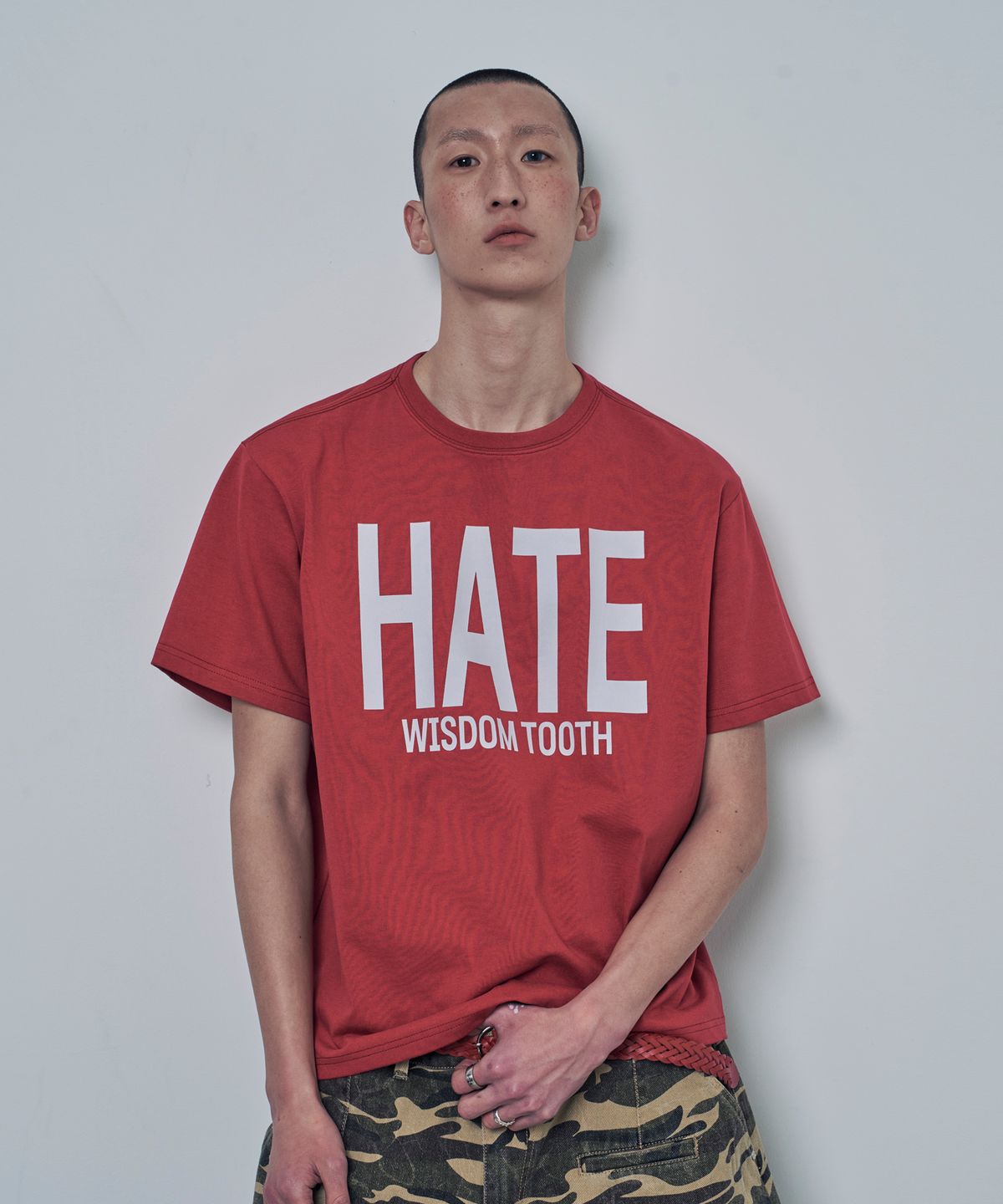 루저스클럽(LOSERS CLUB) HATE WISDOM TOOTH 로고 반팔티셔츠 레드