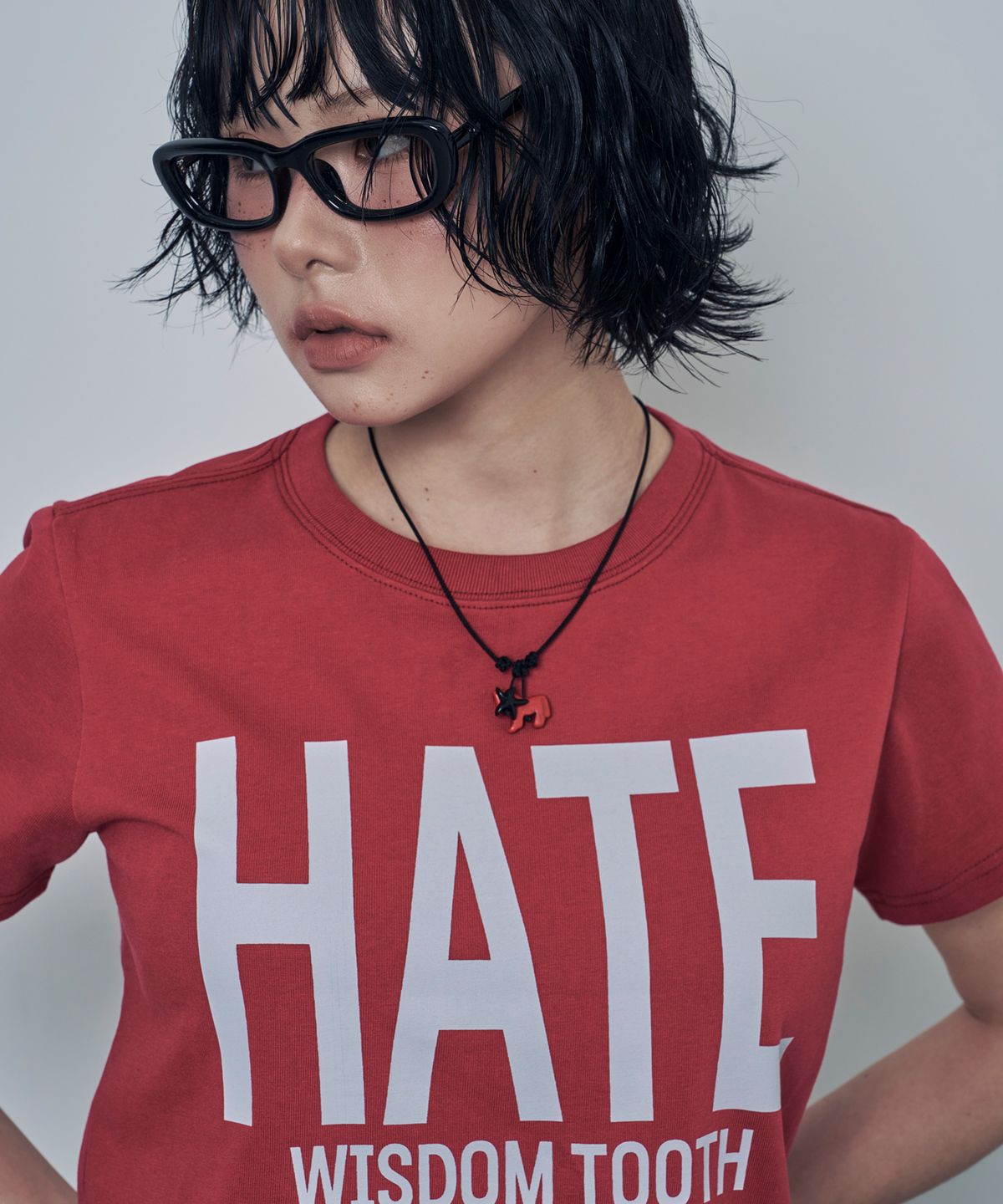 루저스클럽(LOSERS CLUB) HATE WISDOM TOOTH 로고 반팔티셔츠 레드