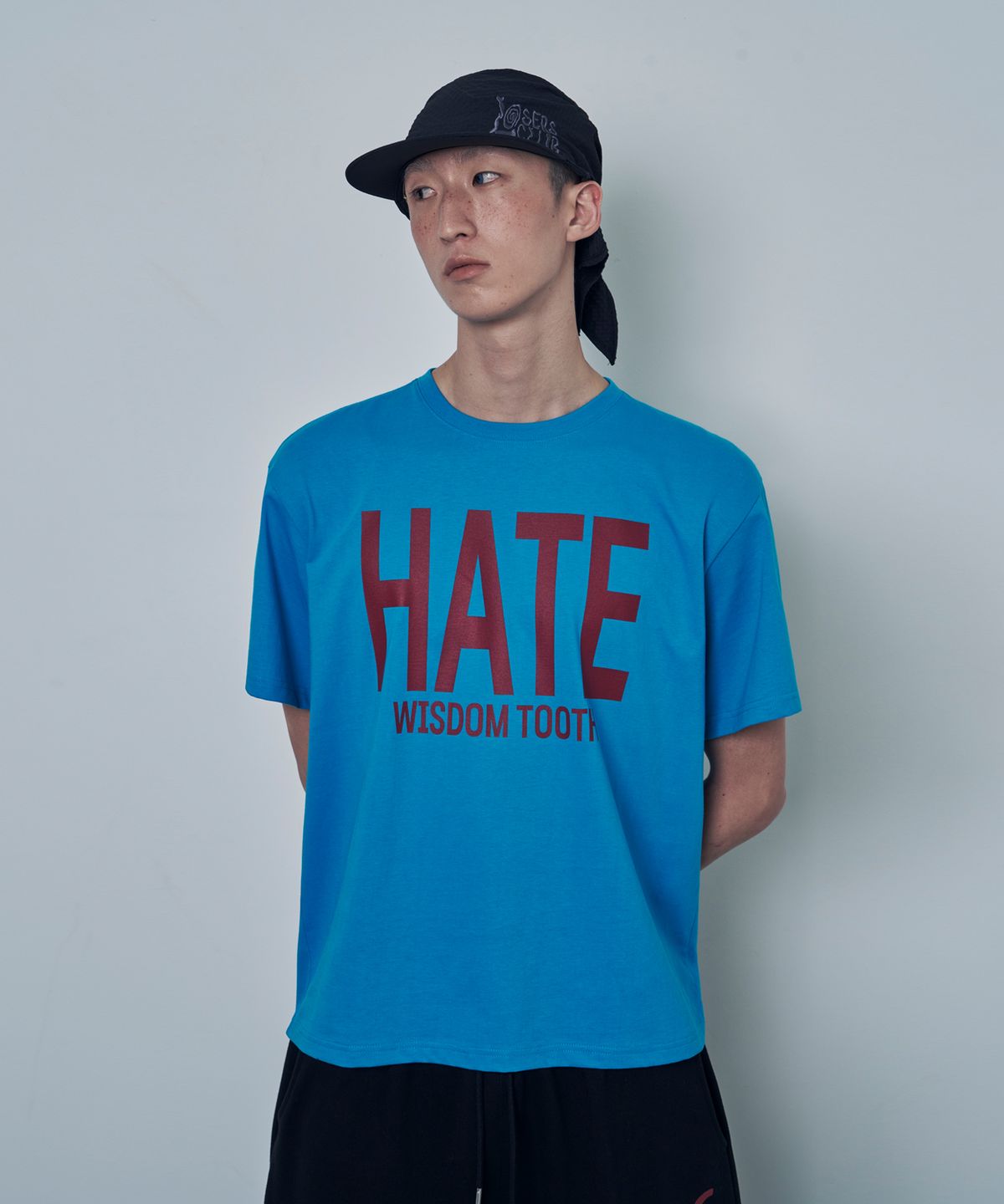 루저스클럽(LOSERS CLUB) HATE WISDOM TOOTH 로고 반팔티셔츠 블루