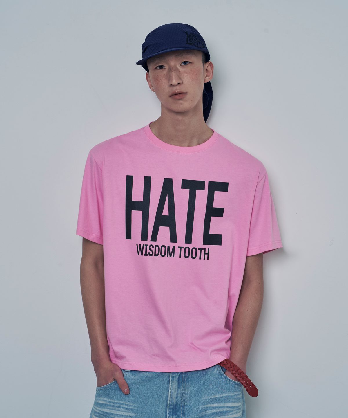 루저스클럽(LOSERS CLUB) HATE WISDOM TOOTH 로고 반팔티셔츠 핑크