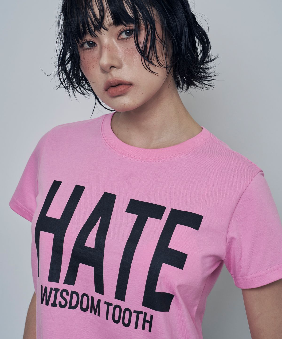 루저스클럽(LOSERS CLUB) HATE WISDOM TOOTH 로고 반팔티셔츠 핑크