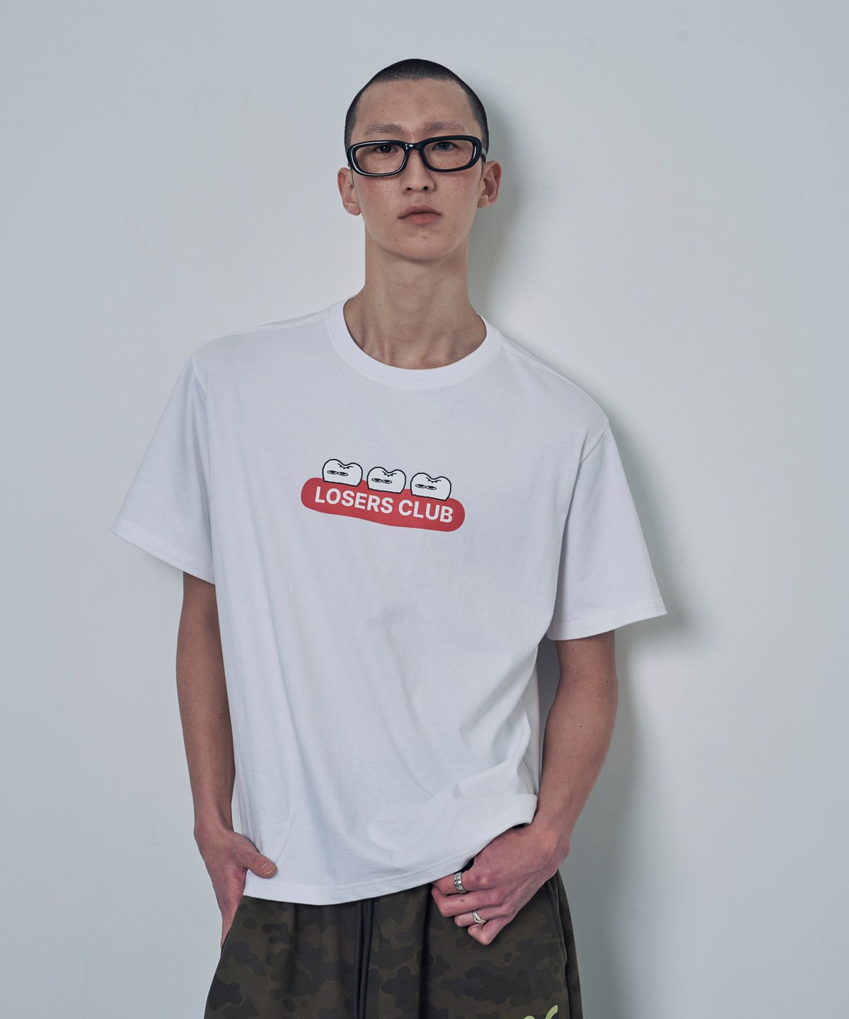 루저스클럽(LOSERS CLUB) GUMS 로고 그래픽 반팔티셔츠 화이트