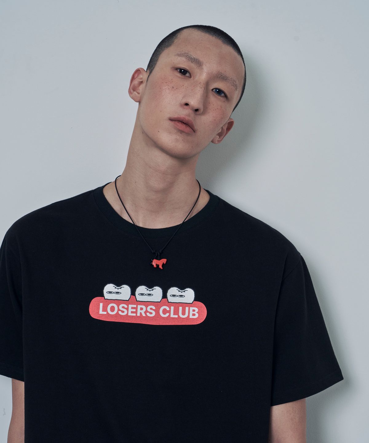 루저스클럽(LOSERS CLUB) GUMS 로고 그래픽 반팔티셔츠 블랙