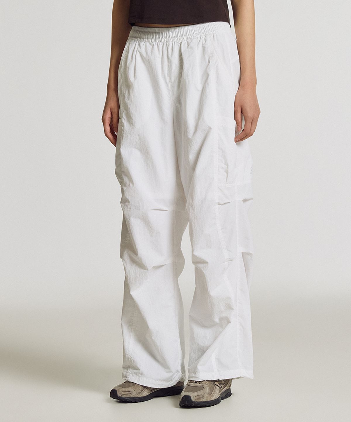 뉴발란스(NEW BALANCE) NBNTG2W512 / WOMEN 브리즈라이트 파라슈트 팬츠 (WHITE)