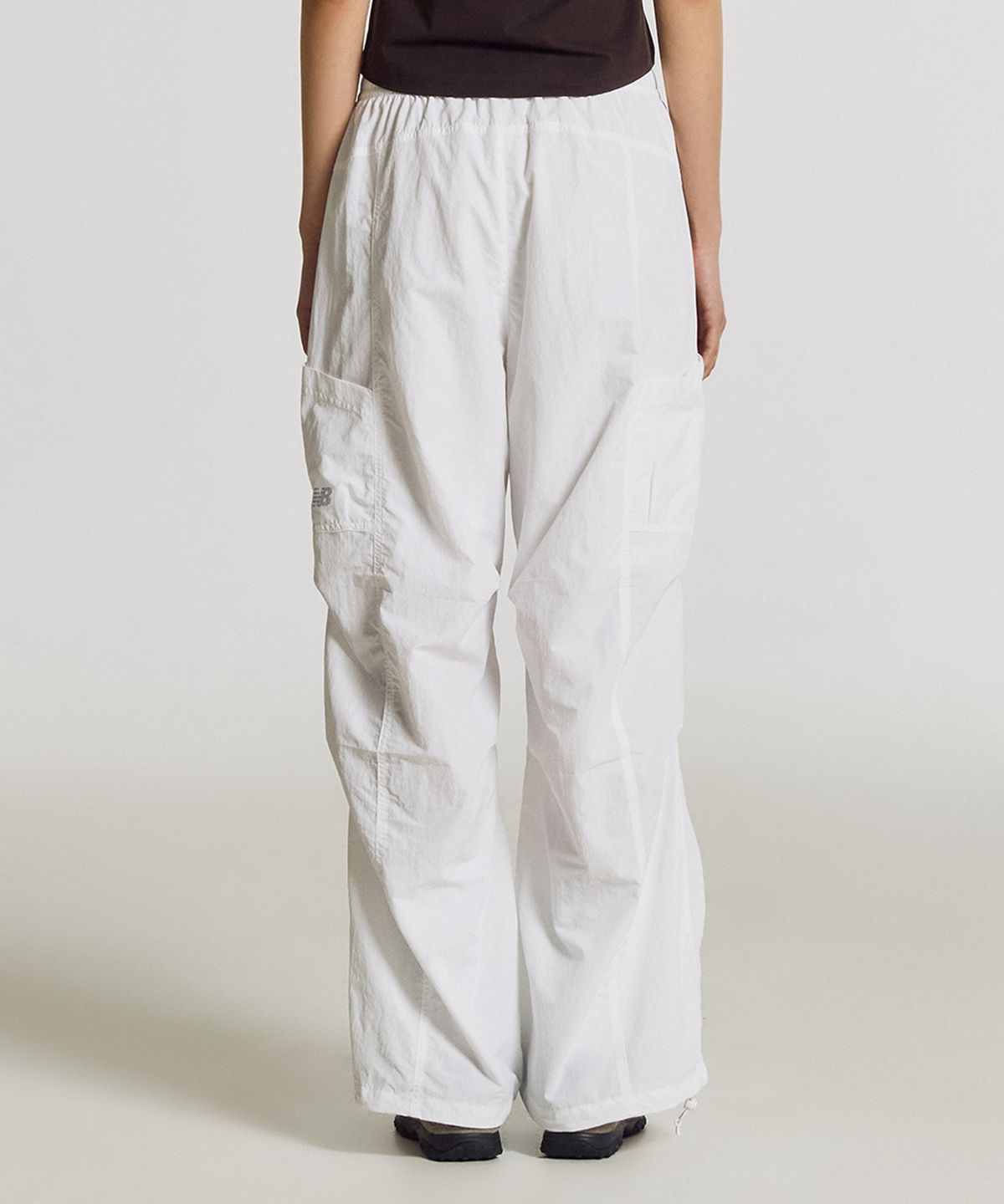 뉴발란스(NEW BALANCE) NBNTG2W512 / WOMEN 브리즈라이트 파라슈트 팬츠 (WHITE)