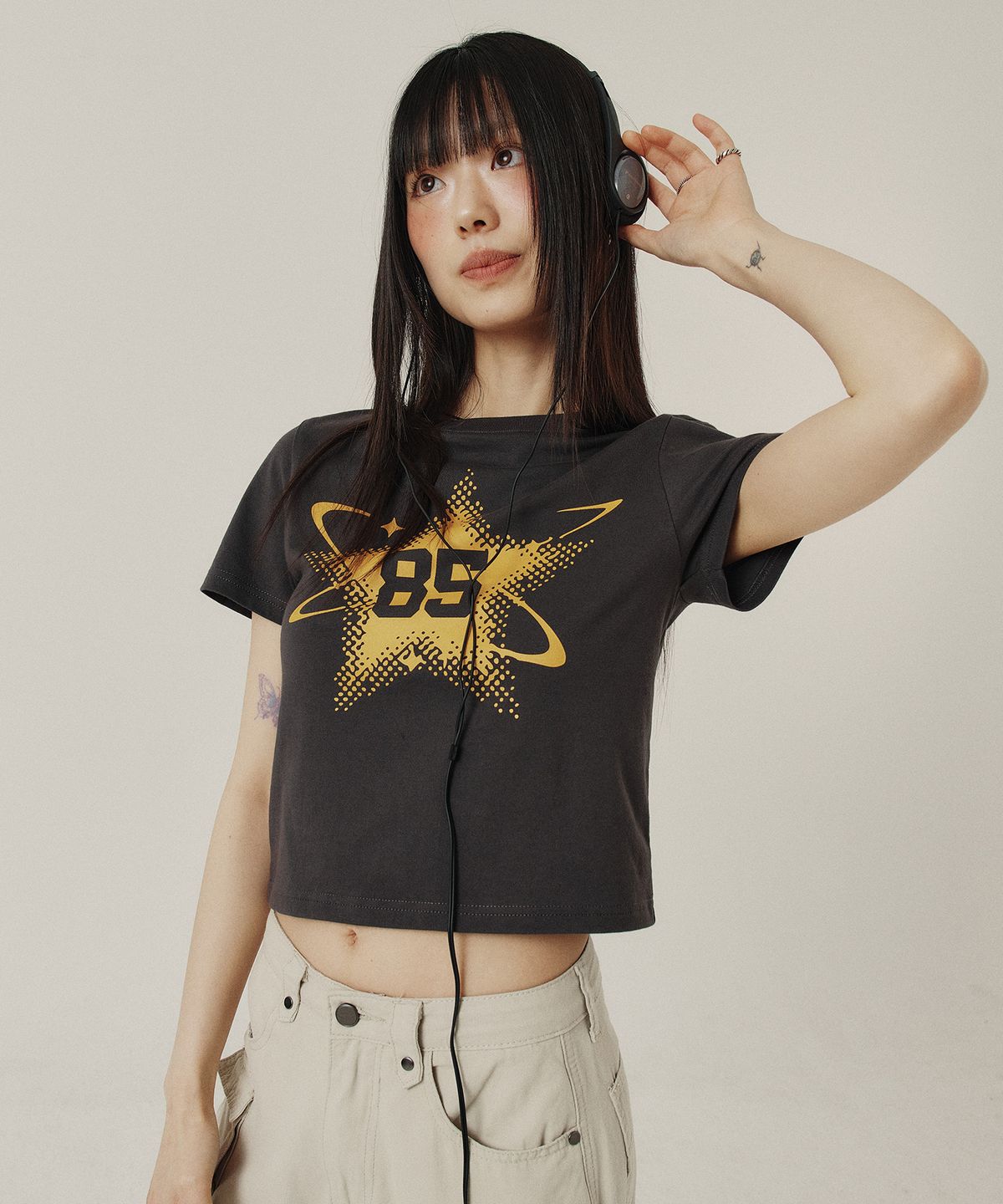 꾸아페(QUAFE) STAR NUMBER 85 CROP T-SHIRT