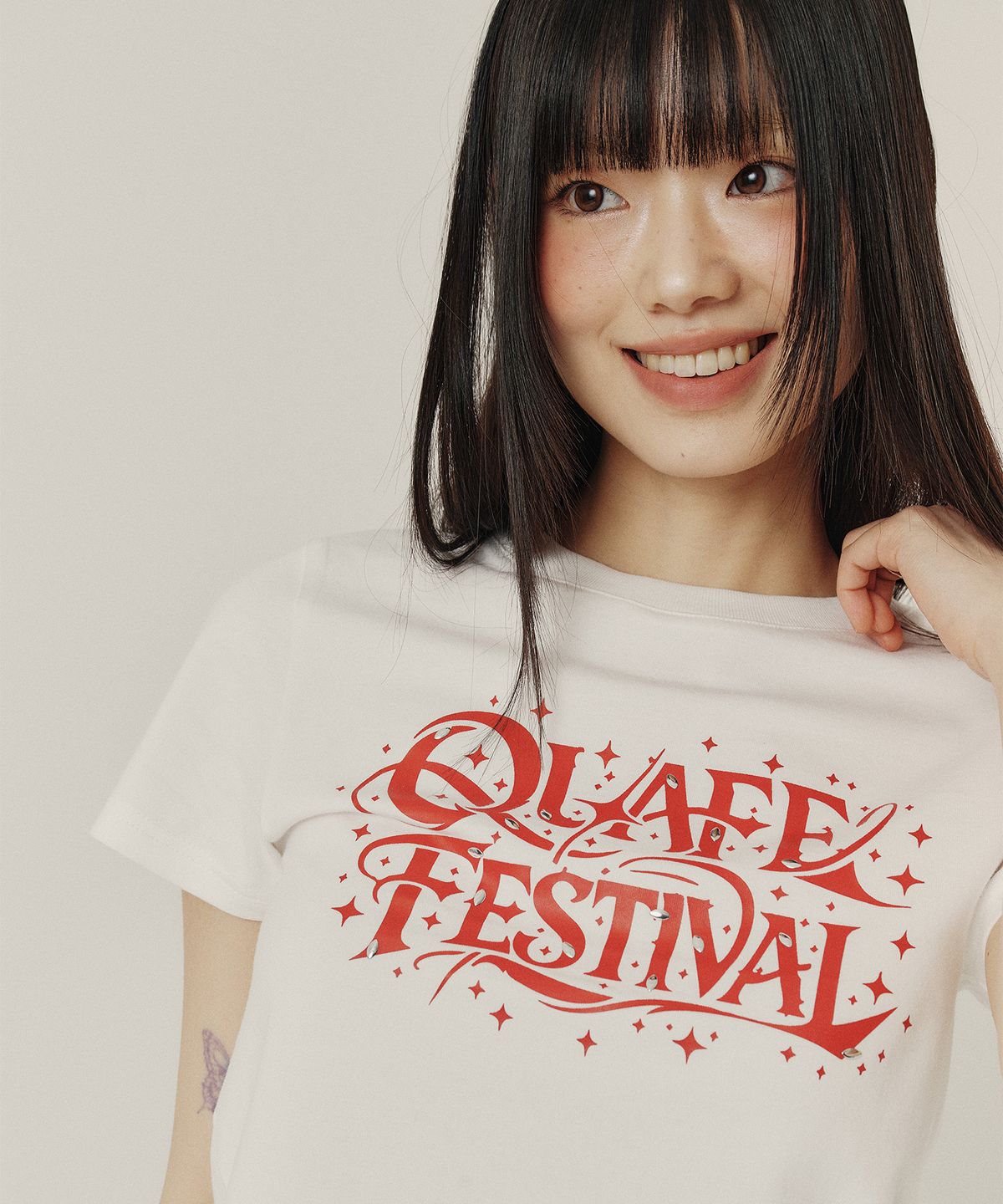 꾸아페(QUAFE) BEADED FESTA CROP T-SHIRT