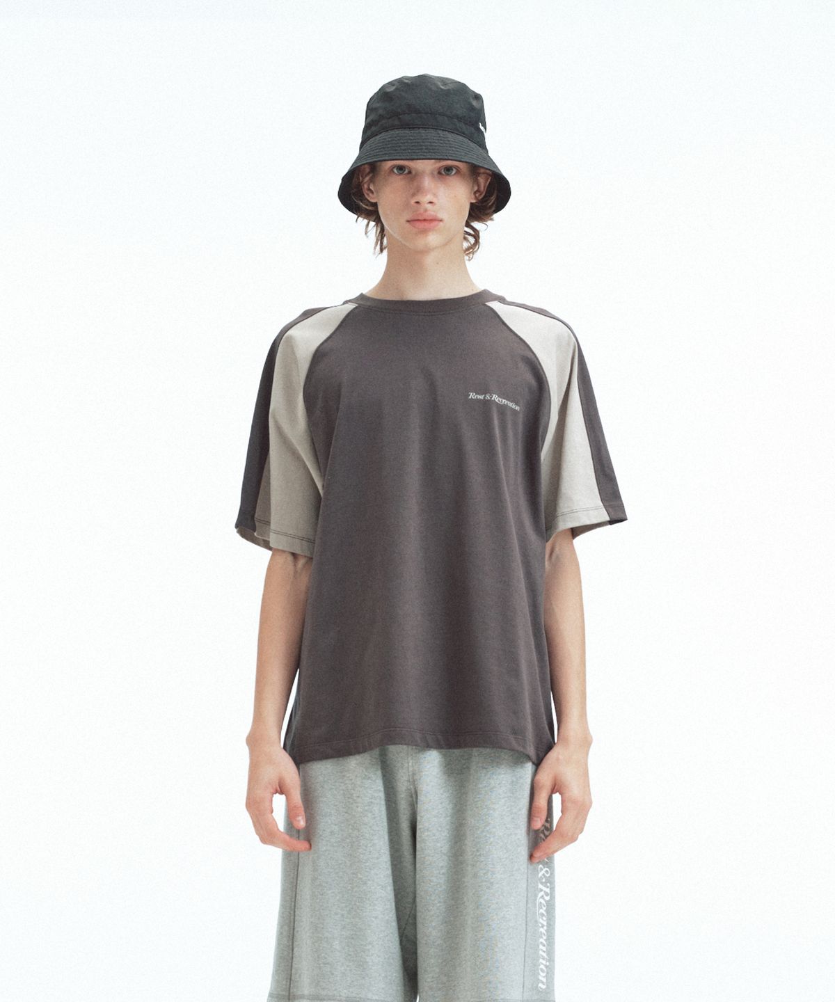 레스트앤레크레이션(REST&RECREATION) COLORATION RAGLAN T-SHIRT - CHARCOAL
