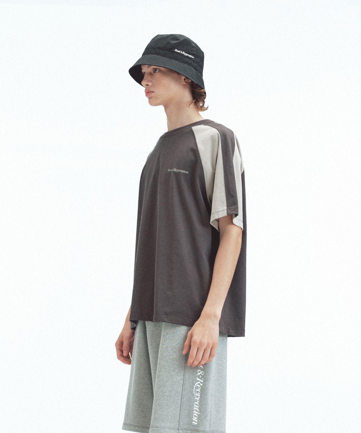 레스트앤레크레이션(REST&RECREATION) COLORATION RAGLAN T-SHIRT - CHARCOAL