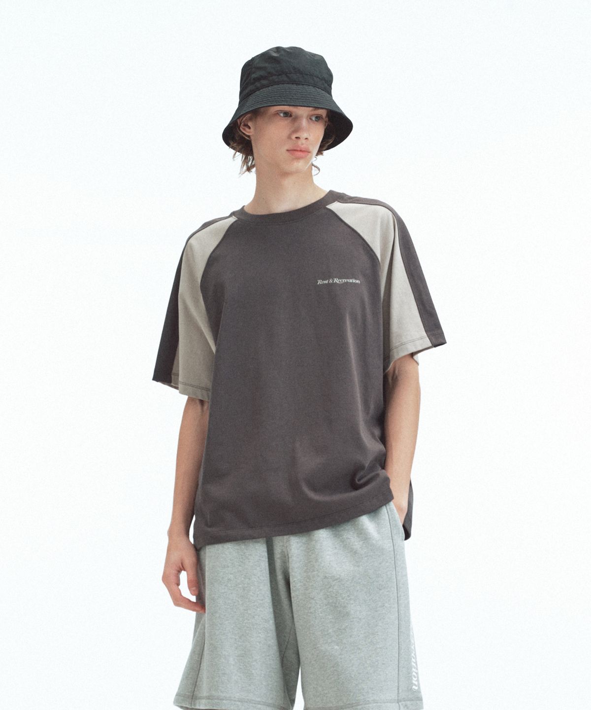 레스트앤레크레이션(REST&RECREATION) COLORATION RAGLAN T-SHIRT - CHARCOAL