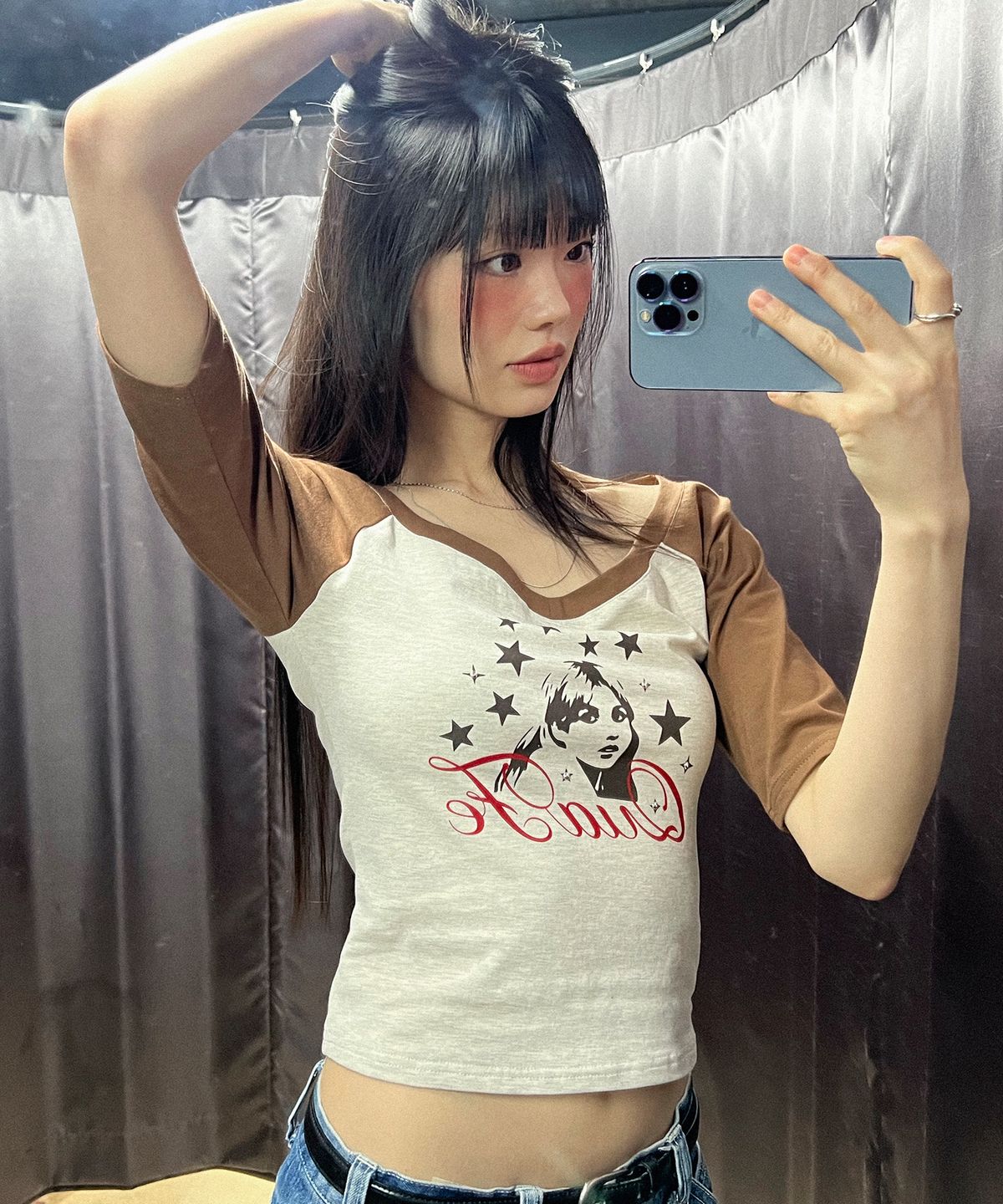 꾸아페(QUAFE) BEADED GRAPHIC V-NECK T-SHIRT_2color