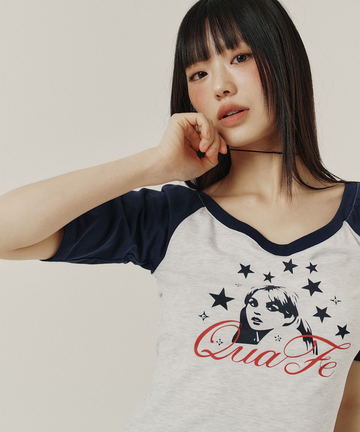 꾸아페(QUAFE) BEADED GRAPHIC V-NECK T-SHIRT_2color