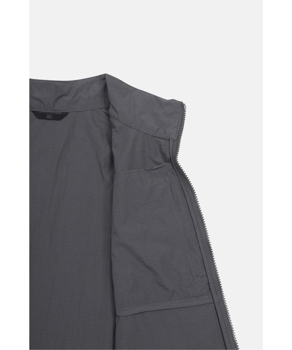 코오롱스포츠(KOLON SPORT) 남성 방풍 스탠드넥 베스트 JWVAX26311CGY