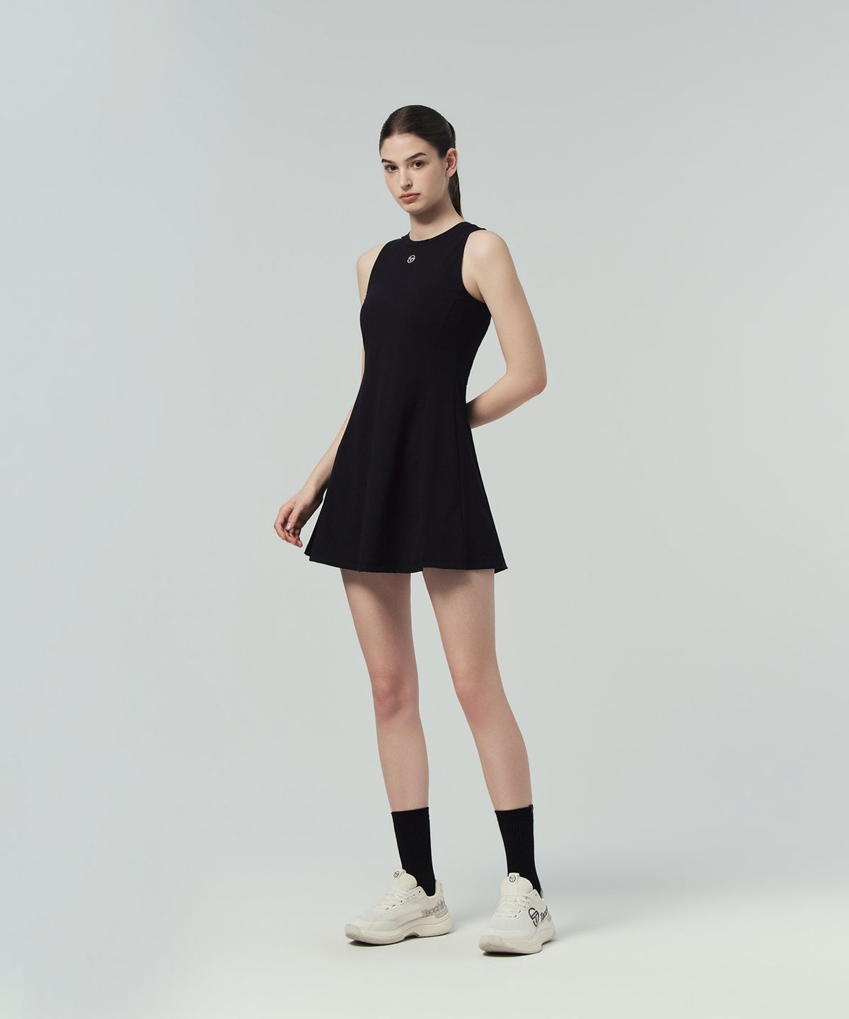 세르지오 타키니(SERGIO TACCHINI) W 에센셜 슬리브리스 드레스 (Black)