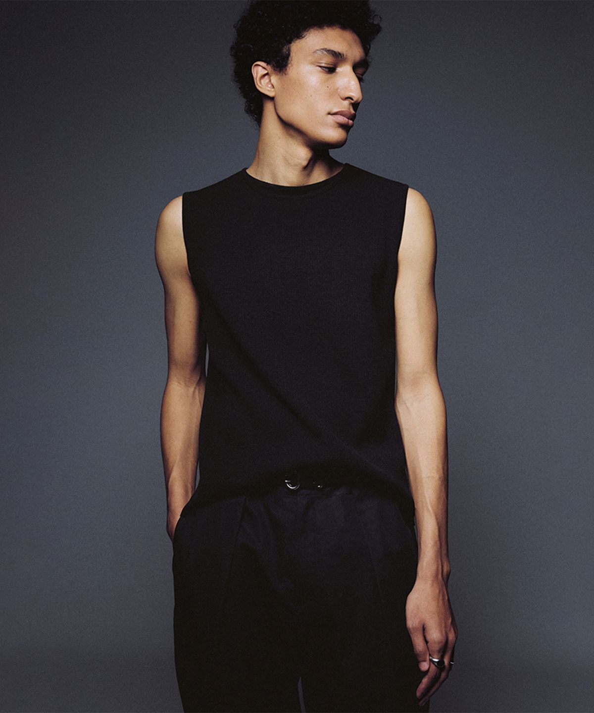 우마뭉(UMARMUNG) Fine Cotton Layered Neck Sleeveless_Black