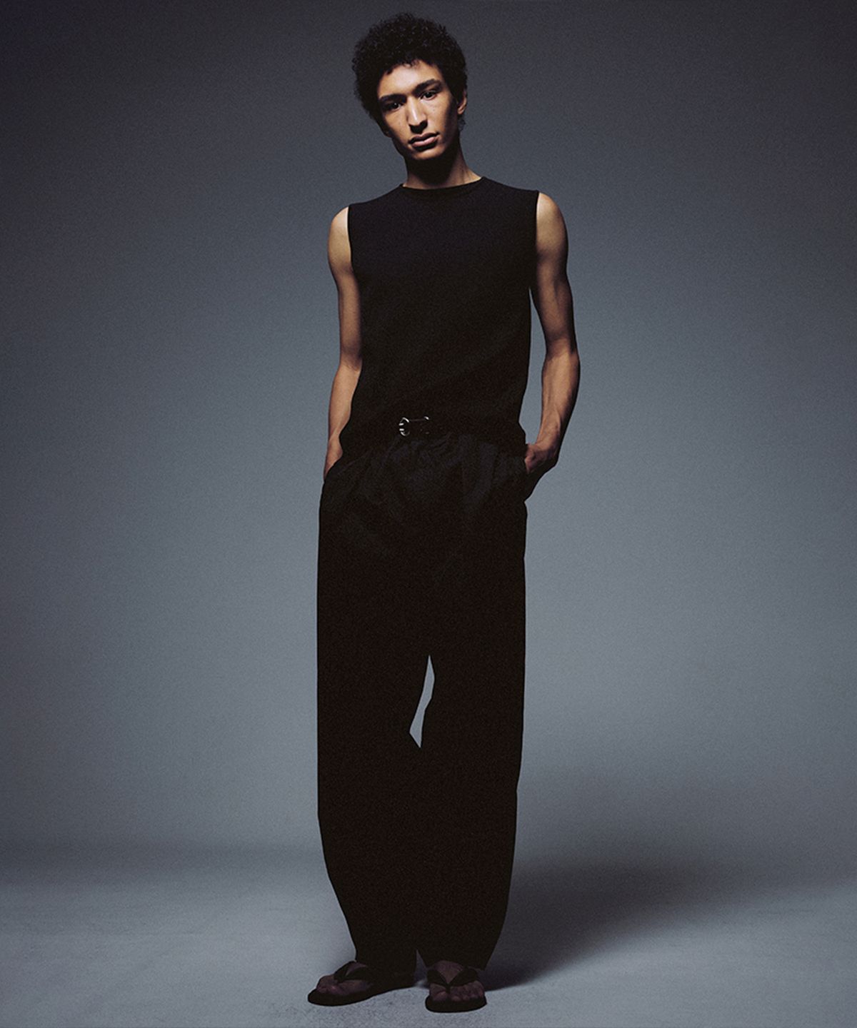 우마뭉(UMARMUNG) Fine Cotton Layered Neck Sleeveless_Black