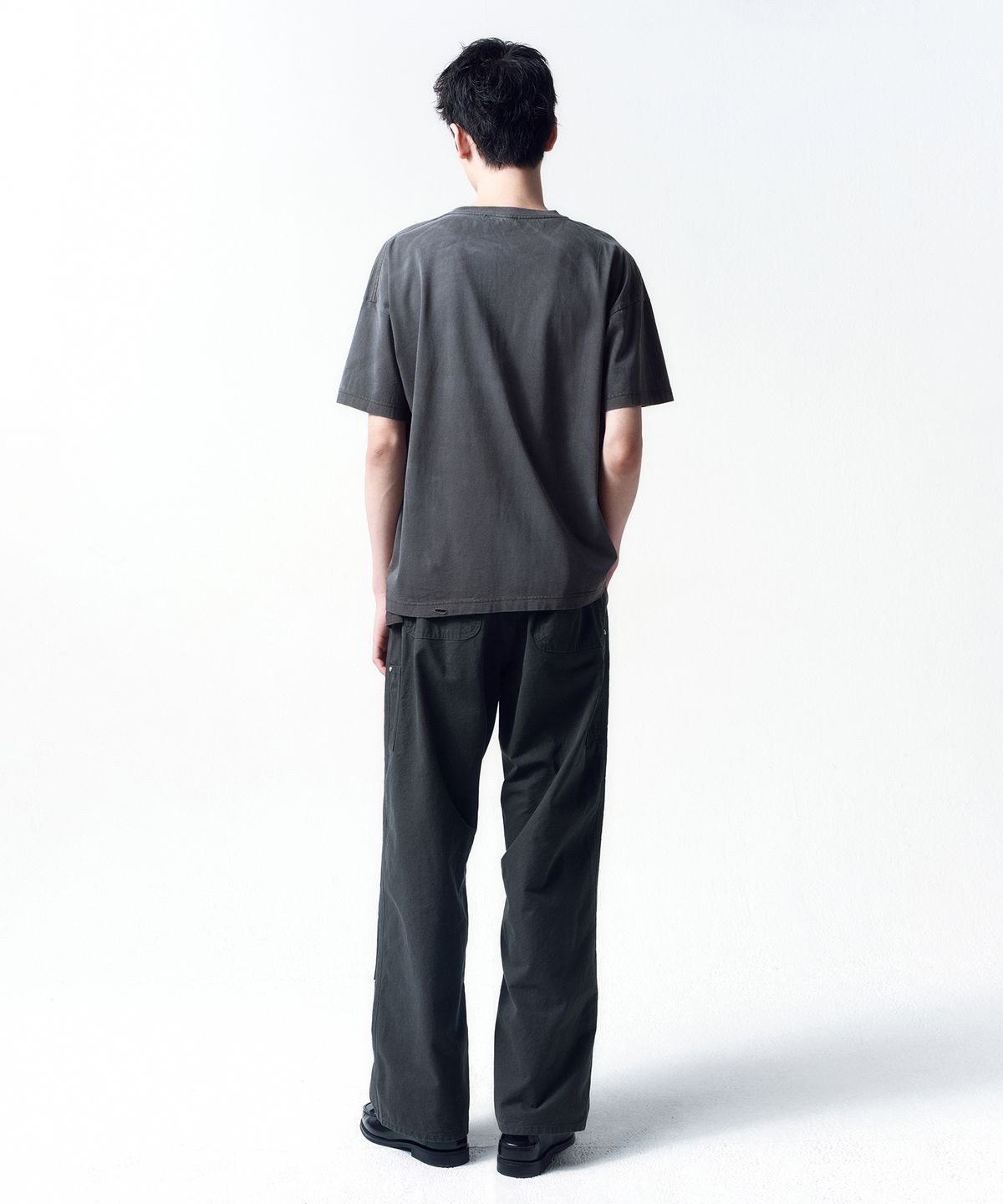 인사일런스(INSILENCE) 디스트레스드 크롭 박스핏 티셔츠 CHARCOAL