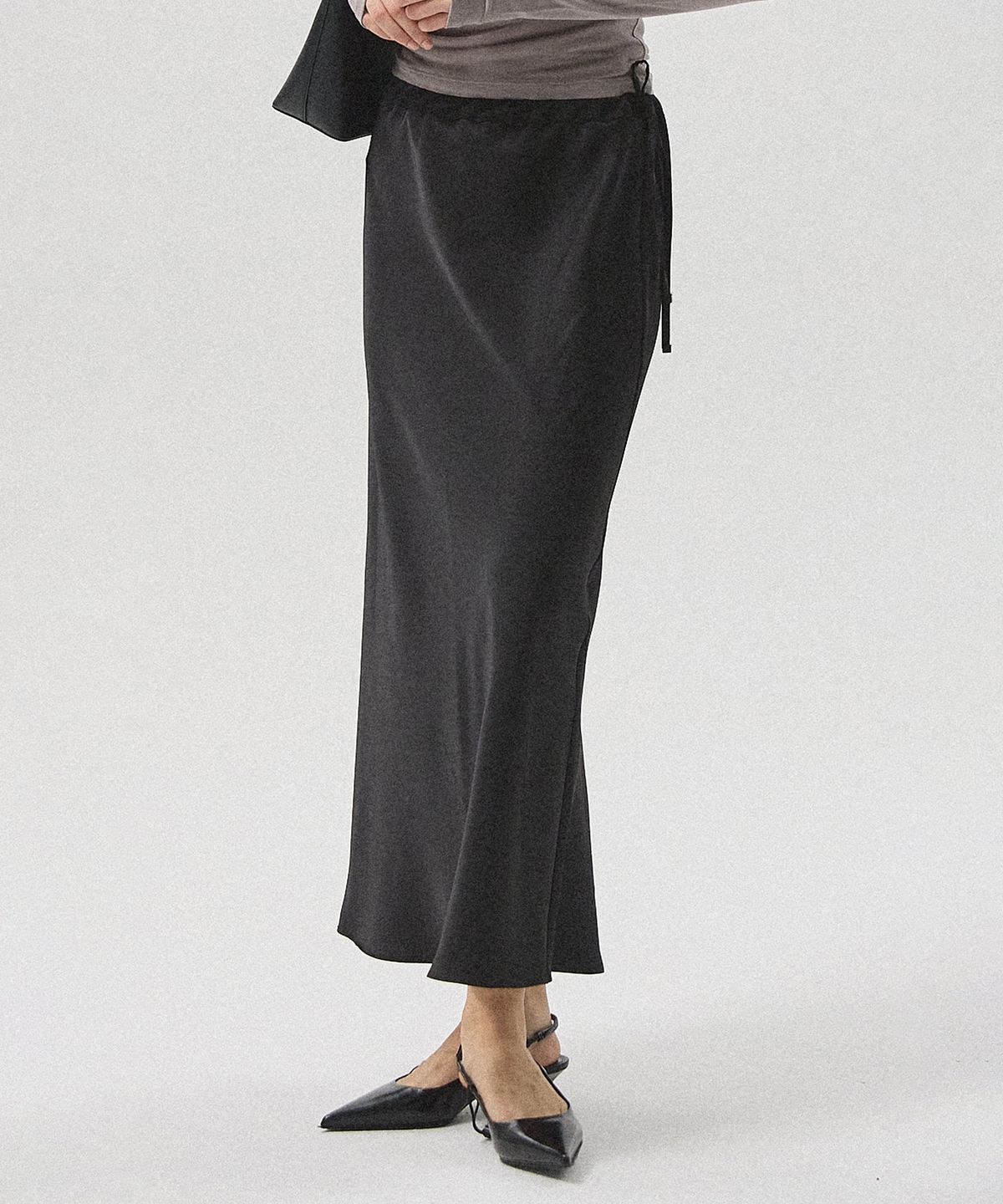 아흐레(AHRE) Liera Satin Tie Long Skirt_BLACK